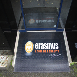 Tapis logo grattant d'extérieur personnalisé tout en caoutchouc vulcanisé avec un film imprimé avec votre logo