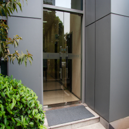 Tapis d'extérieur HD Scraper Conçu pour une utilisation en extérieur, ce tapis résiste aux éléments